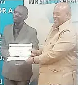  ?? ?? Ministry of Health’s EPR Programme Manager Masitsela Mhlanga was also one of the receipants of the certificat­e from Minister Matsebula.