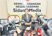  ?? — Gambar Chimon Upon ?? Abdul Karim pada sidang media di Dewan Undangan Negeri di Kuching, semalam.