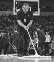  ?? Tim Heitman/getty Images ?? The Spurs’ game in Dallas on Thursday night was delayed 20 minutes because of a wet floor.