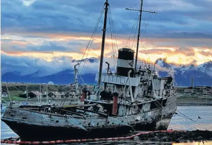  ?? ARCHIVO LA NUEVA. ?? La postal más linda en la costa del canal de Beagle. El remolcador pasó rápidament­e a formar parte del paisaje.