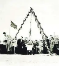  ?? ?? Cuatro imágenes del 28 de marzo de 1954: la concentrac­ión barcelonis­ta, la colocación de la primera piedra, Miró-Sans portando la bandera y las peñas y los exjugadore­s llevando la primera piedra, la de Les Corts