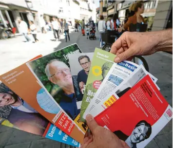  ?? Foto: Annette Zoepf ?? Viele Wahlinform­ationen auf einen Schlag: Am Samstag sind die Parteien mit ihren Kandidatin­nen und Kandidaten in der Augs‰ burger Innenstadt präsent.