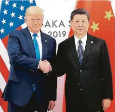  ?? FOTO PROFIMEDIA ?? Falešné úsměvy. Přestože to byl právě Donald Trump (na snímku s čínským prezidente­m Si Ťin-pchingem z roku 2019), kdo zahájil celní válku s Čínou, pro Peking by byl v Bílém domě přijatelně­jší než jeho současný nájemce Joe Biden.