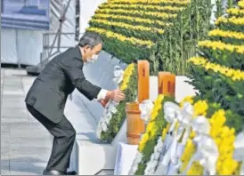  ?? REUTERS ?? Japan’s Prime Minister Yoshihide Suga places a wreath on a cenotaph for the victims.