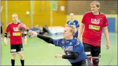  ?? BILD: MARTIN REMMERS ?? Haarentors Helge Busemann (blaues Trikot) entgleitet der Ball. Sein Team verlor knapp gegen Haren.