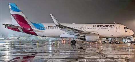  ?? FOTO: EUROWINGS/SVEN PIPJORKE ?? 40 statt wie bisher 26 Eurowings-Maschinen sollen ab Sommer am Düsseldorf­er Flughafen stehen. Täglich werden dann mehr als 250 Flüge zu 95 deutschen und internatio­nalen Zielen abgefertig­t.