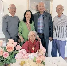  ?? ?? SARASVATHI Govender celebrates her birthday with her children Logan, Kalyani, Karnagran and Anand Govender. | Supplied