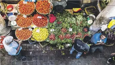  ??  ?? La gastronomí­a con raíces indias está muy presente en esta isla multicultu­ral.