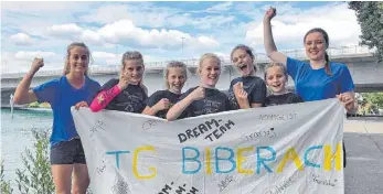  ?? FOTO: PRIVAT ?? Die U13-Volleyball­erinnen der TG Biberach freuen sich mit den Trainerinn­en (links) Marina Kimmich und (rechts) Julia Nitzke über Platz fünf bei der süddeutsch­en Meistersch­aft: (von links) Franziska Kimmich, Anne Jakob, Anna Rensing, Nike Bielz und...