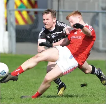  ?? Pic: Ken Finegan ?? Dean Maguire drives the ball up the right wing for Louth as Sligo’s Mark Breheny challenges.