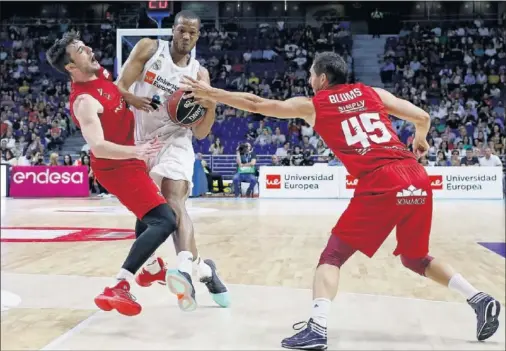  ??  ?? CENTRADO. Anthony Randolph encara la defensa de Sergi Garcia y de Janis Blums. El ala-pívot forzó cinco personales al Tecnyconta Zaragoza.