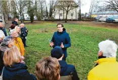  ?? Fotos: Stefan Kümmritz ?? Ein Stück Wiese an der Illerwehrs­traße. Rechts hinten sieht man die Webereihal­le. Hier könnte die Tafel ihren neuen Standort bekommen.