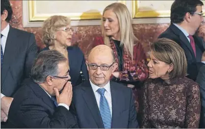  ?? DANI DUCH ?? Carmena, Cifuentes, Zoido, Montoro y Cospedal en la recepción de la Constituci­ón