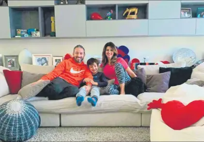  ?? FOTO: ZAMBROTTA ?? Gianluca Zambrotta con su esposa Valentina y su hijo Ricardo, de 7 años. El ex jugador de la Juventus y el FC Barcelona, campeón del mundo en 2006, ha podido ver los partidos de aquel Mundial con su hijo y enseñarle que “papá formaba parte de un gran grupo de campeones, con orgullo”