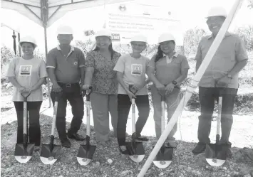  ?? BUILDING A VILLAGE. ?? HWA Project Manager Sussane Chylik, Maño Brgy. Captain Eleazar Mahinay, Honorary Consul to Austria Julie Vergara, HWA Managing Director Heide Burkhart, RAFI Integrated Developmen­t Unit Executive Director Margaret Ann Gravador, and San Remigio Mayor...