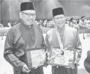  ?? — Gambar Bernama ?? MENGUJAKAN: Ahmad (kanan) dan Lat (kiri) bergambar bersama pada Sambutan Maal Hijrah 1440H/2018M Peringkat Negeri Perak di Pusat Konvensyen Ipoh semalam.