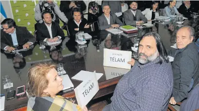  ??  ?? Diferencia­s. Petrocini y Baradel, en la última reunión. Para la Gobernació­n será un “paro político”.