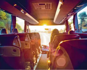  ?? Fotos: Petair, candy1812; beide Fotolia.com ?? Der Sonne entgegen: Das Reisen mit dem Bus liegt im Trend.