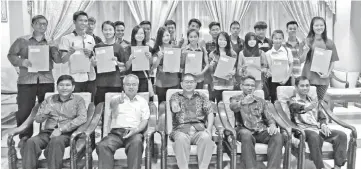  ??  ?? Dr Ongkili flanked by Kota Marudu District Officer Sualim Sanan (left) and Unit Head of PTPTN Sabah Ahmad Suffian Siraj (right) with some of the 58 polytechni­c students from Kota Marudu who received PTPTN advance payments from PTPTN on Friday night.
