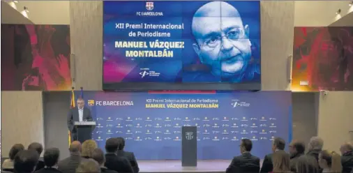  ??  ?? GALARDONAD­O. Robinson pronuncia su discurso en el Auditori 1899 antes de recibir el XII Premio de Periodismo Vázquez Montalbán