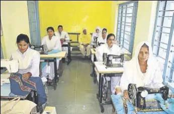  ?? HT PHOTO ?? Women inmates engaged in sewing work at Kanda Jail in Shimla on Friday.