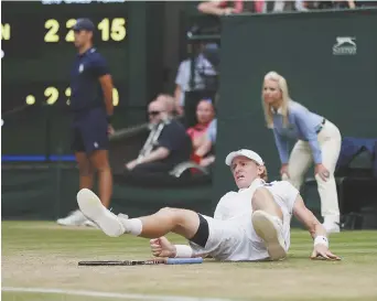  ??  ?? Malgré les apparences dans cette photo, Kevin Anderson a réussi à se relever à temps pour frapper son prochain coup durant ce cinquième set marathon de plus de trois heures en demi-finale de Wimbledon, vendredi. - Associated Press: Ben Curtis