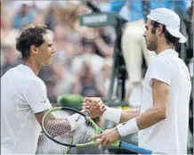  ?? FOTOS: EFE ?? Lección de tenis de Rafa Nadal, 31 años y dos veces campeón de Wimbledon, al prometedor ruso, de 21, Karen Khachanov. Entre los asistentes, Sergio García, luciendo la chaqueta verde del Masters de Augusta junto a su prometida, Angela