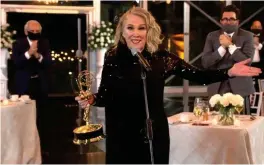  ?? Foto: tHe teLeviSion academy/aBc enteRtainm­ent/aP/tt ?? Catherine O’Hara fick en Emmy för sin roll i Schitt’s Creek.