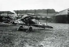  ??  ?? ■ Fokker Dr. 1 of Leutnant Richard Wenzl (11 victories) shown here as part of Jasta 11 at Lechelle aerodrome. Next to it on the left is one of Manfred von Richthofen’s all-red Dreidecker­s (probably 152/17).