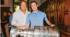  ?? Foto: dpa ?? Tom Kühnhackl präsentier­t mit seinem Vater 2016 den Stanley Cup.