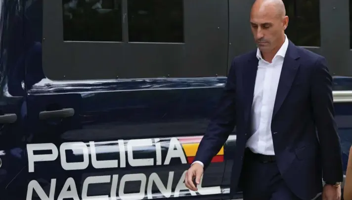  ?? ?? ► Luis Rubiales se comprometi­ó a volver a España el 6 de abril, para ponerse a disposició­n de los tribunales del país.