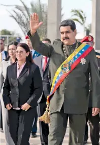  ??  ?? Ο πρόεδρος της Βενεζουέλα­ς Ν. Μαδούρο μπροστά σε συγκεντρωμ­ένα πλήθη.