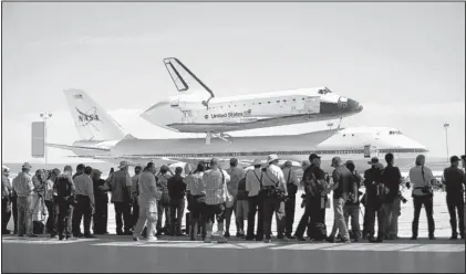  ?? JAE C. HONG/THE ASSOCIATED PRESS ?? The space shuttle Endeavour sits atop NASA’s Shuttle Carrier Aircraft at Edwards Air Force Base, Calif., on Thursday. Endeavour returned to its California roots after a cross-country journey.