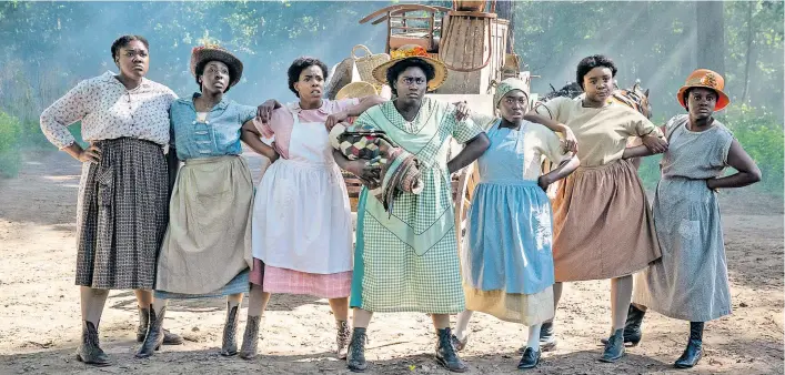  ?? ?? Danielle Brooks hat als Sofia (Mi.) die einzige Oscar-Nominierun­g für „Die Farbe Lila“bekommen. Schade, denn das Musical versöhnt Alice Walkers Roman mit schwarzer Musikkultu­r.