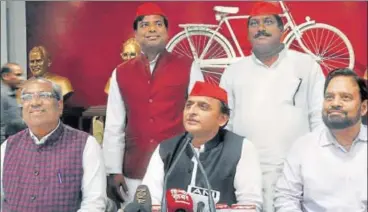  ?? HT PHOTO ?? ▪ File photo of Samajwadi Party chief Akhilesh Yadav with senior party leaders at a press conference in Lucknow.