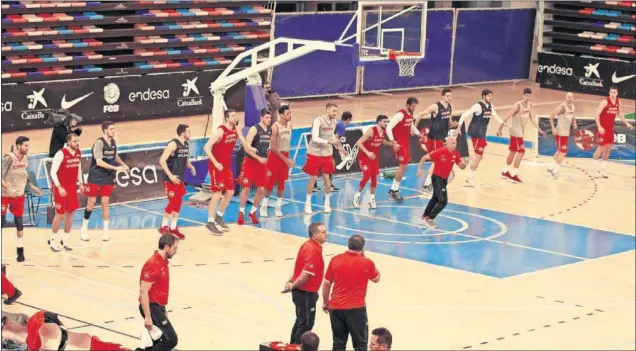  ??  ?? EN FORMA. Los 16 jugadores de la Selección para esta primera Ventana se ejercitan en el Pabellón Multuisos Aguas Vivas de Guadalajar­a.