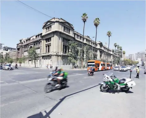  ??  ?? La esquina de Portugal con Alameda se ha transforma­do en un foco permanente de manifestac­iones, dada su cercanía con la Plaza Italia, definida como la “Zona Cero”.