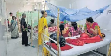  ?? DEEPAK GUPTA/HT ?? ■
Dengue patients and attendants at Civil Hospital. Lucknow has reported over 600 dengue cases this year and at least 400 patients have been admitted to hospitals so far.