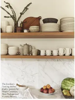  ??  ?? The kitchen’s floating shelves display pottery by Heath Ceramics, Akio Nukaga and Victoria Morris.
