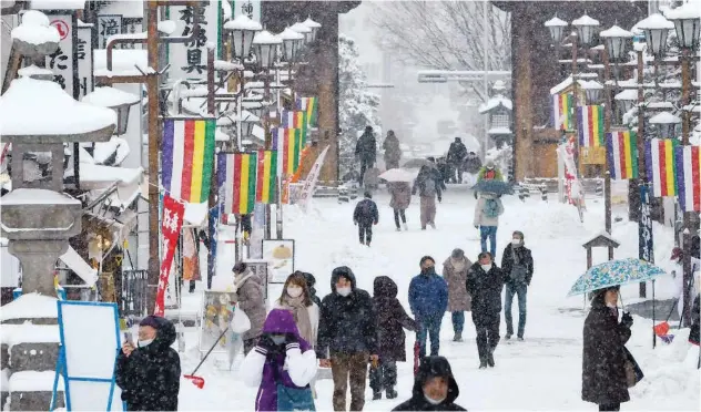  ?? Agence France-presse ?? ↑
People walk on the snow as they visit Nagano’s Zenkoji Temple in Japan on Wednesday.