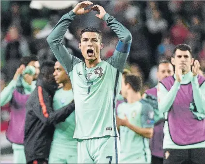  ?? FOTO: EFE ?? El multirrein­cidente Cristiano se libró de una nueva expulsión tras agredir al defensa magiar Attila Fiola durante el Hungría-Portugal