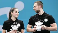  ?? TOBY MELVILLE/REUTERS ?? BERMASALAH: Atlet curling Rusia Alexander Krushelnit­ckii (kanan) bersama sang istri Anastasia Bryzgalova meraih perunggu pada Olimpiade Musim Dingin 2018. Dia dikabarkan gagal lolos tes doping.