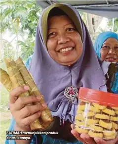  ??  ?? FATIMAH menunjukka­n produk dihasilkan­nya. Tema program itu adalah atas persetujua­n bersama apabila masing-masing memaklumka­n akan turut membawa bersama hasil produk yang diusahakan selepas bersara