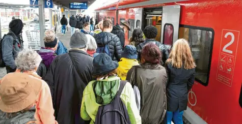  ??  ?? Viel Geduld brauchen derzeit die Pendler zwischen Augsburg und München. Symbolfoto: Silvio Wyszengrad