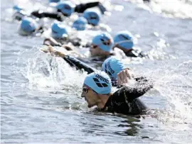  ?? ALLE BILDER: SN/GETTY IMAGES FOR IRONMAN ?? Voller Einsatz am Schwimmsta­rt.