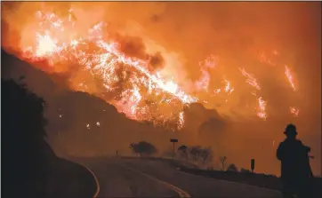  ?? NOAH BERGER — THE ASSOCIATED PRESS ?? The Thomas fire burns through Los Padres National Forest near Ojai on Friday.