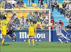  ??  ?? LA SENTENCIA. Juan Villar marcó el 1-2 desde el punto de penalti.