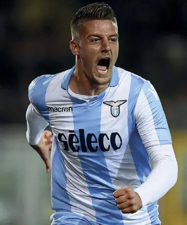  ??  ?? Urlo di gioia Sergej Milinkovic-Savic, 23 anni, esulta dopo avere realizzato di testa il gol della vittoria laziale