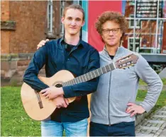  ?? Foto: Mühlfriede­l ?? Anton Bareis hat beim Landeswett­bewerb Jugend musiziert einen ersten Preis mit Weiterleit­ung zum Bundeswett­bewerb erspielt. Zum Finale nach Lübeck wird ihn wieder sein Gitarrenle­hrer Hannes Mühlfriede­l begleiten.