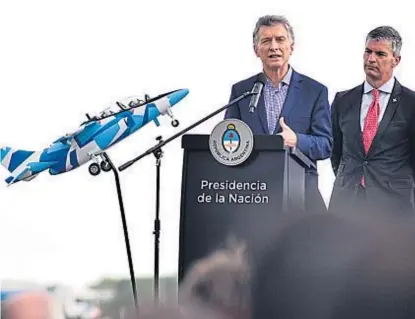  ?? (RAMIRO PEREYRA) ?? Optimismo. Macri y Antonio Beltramone, titular de la Fábrica de Aviones.